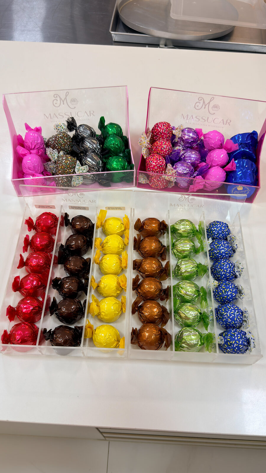 Bandeja Massucar com bombons coloridos organizados